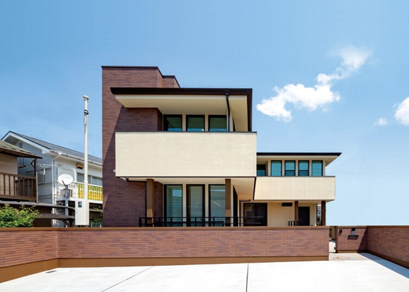北九州明るい家のデザイン　採光窓の連続　注文住宅一戸建て外観スタイル　オーガニックハウスアザレア