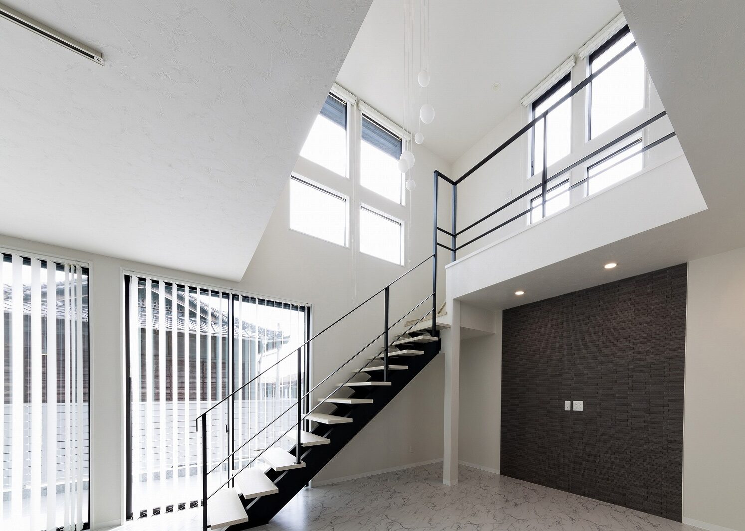 北九州明るい家のデザイン　吹抜けリビング階段　連続採光窓　注文住宅一戸建てオーガニックハウス
